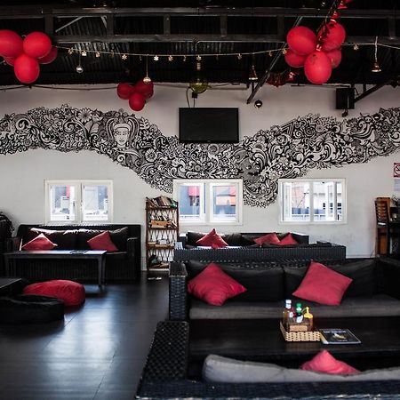Top Banana Guesthouse & Rooftop Bar Phnom Penh Exterior photo