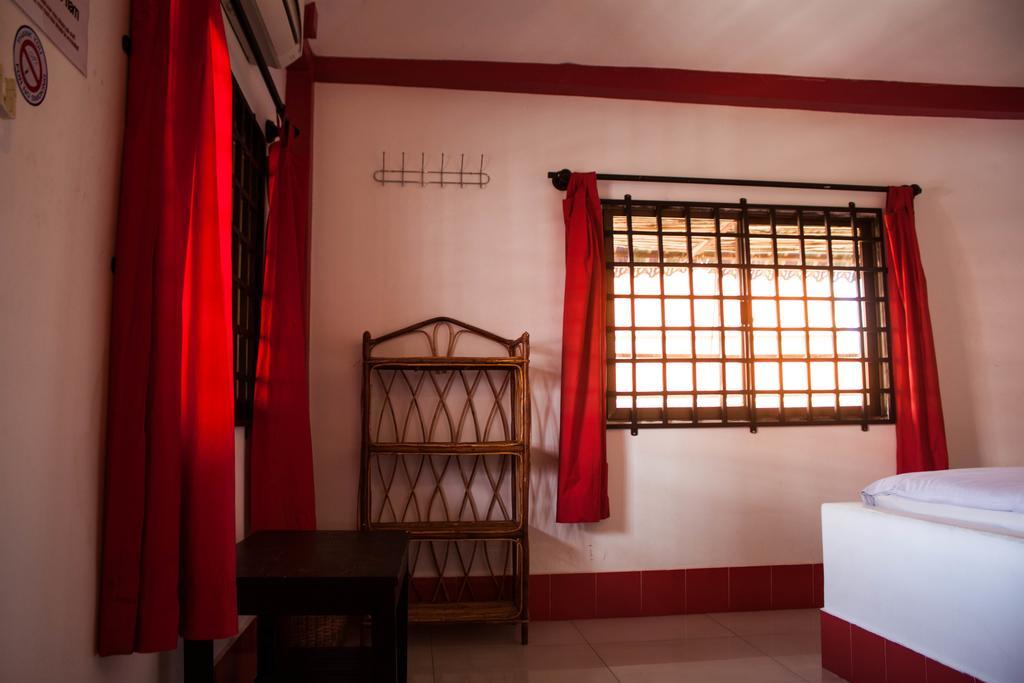Top Banana Guesthouse & Rooftop Bar Phnom Penh Exterior photo