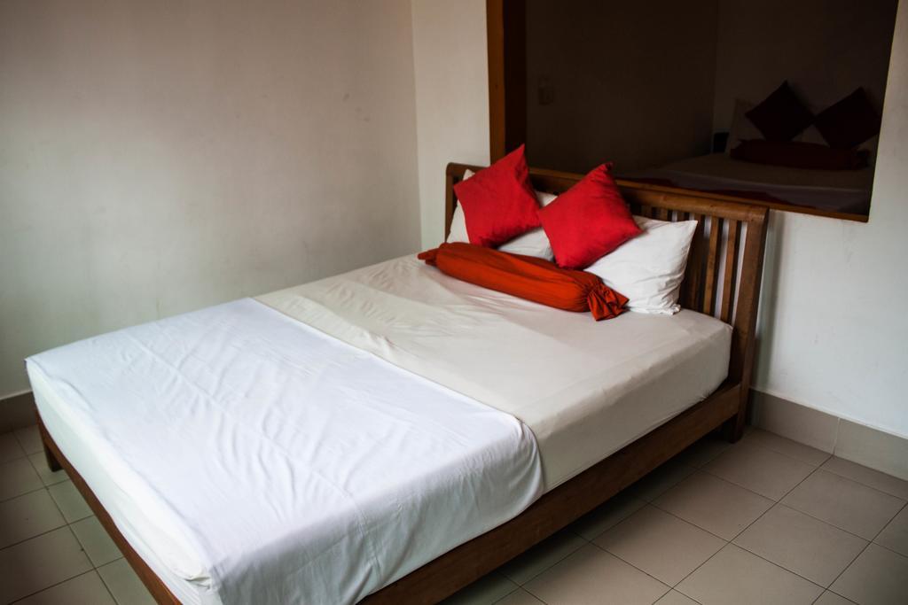Top Banana Guesthouse & Rooftop Bar Phnom Penh Exterior photo